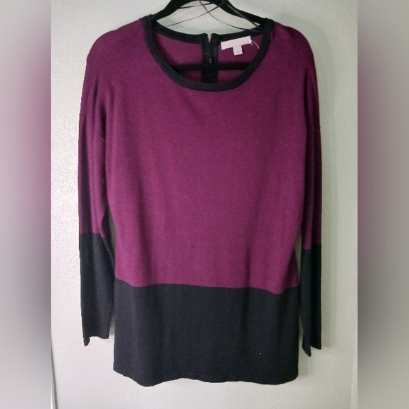 OneA sweater/shirt long-sleeved top. - Picture 1 of 3